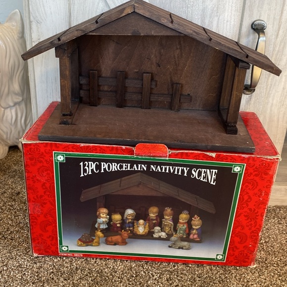 1970s Trimmings Etc Porcelain religious thirteen piece Christmas nativity - Picture 13 of 14